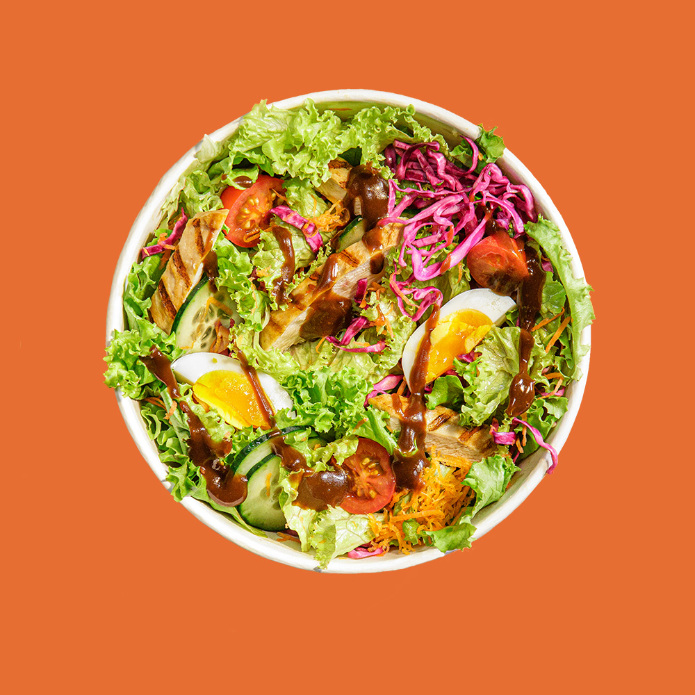 ENSALADA CHICKEN CHILL - Ensalada con mix de hojas verdes, pollo grillado, huevo, repollo