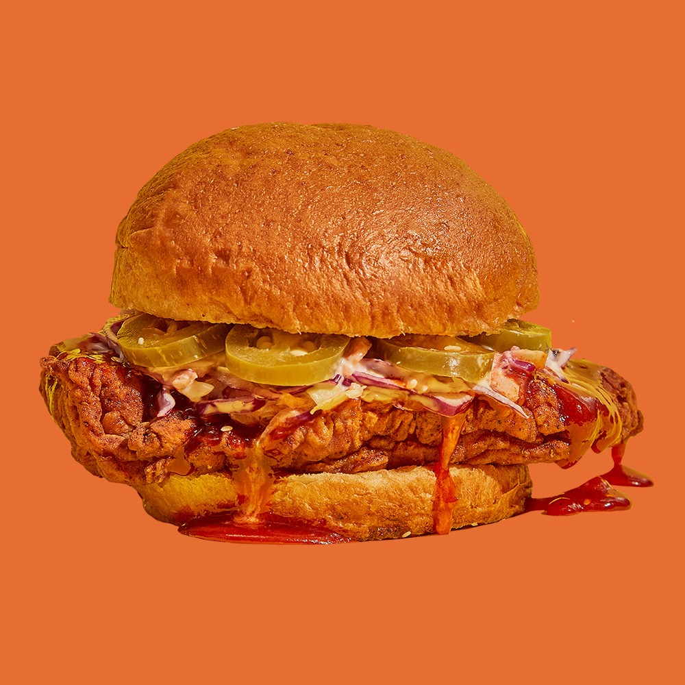 SPICY CRISPY - Sandwich de pollo frito con Jalapeños, salsa especial picante, coleslaw y semillas de sésamo