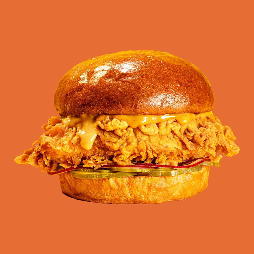 CUCUMBER CRISPY - Sandwich de pollo frito, con pepinillos encurtidos y cebolla morada