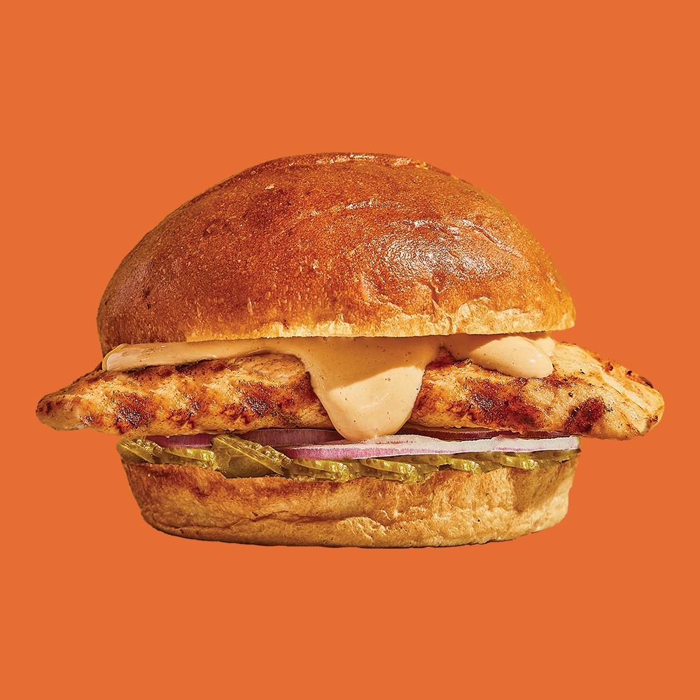 CUCUMBER GRILL - Sandwich de pollo grillado, con pepinillos encurtidos y cebolla morada