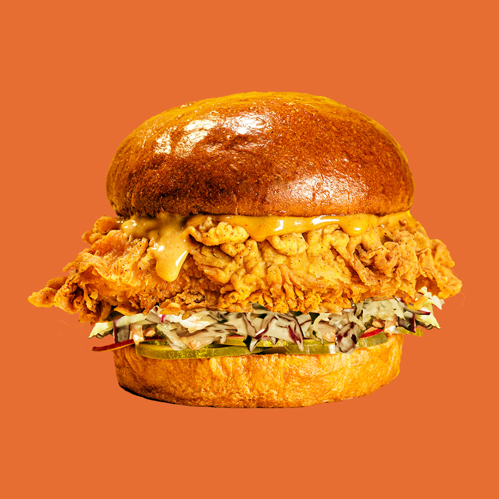 CRISPY SLAW  - Sandwich de pollo frito, con cole slaw y pepinillos encurtidos