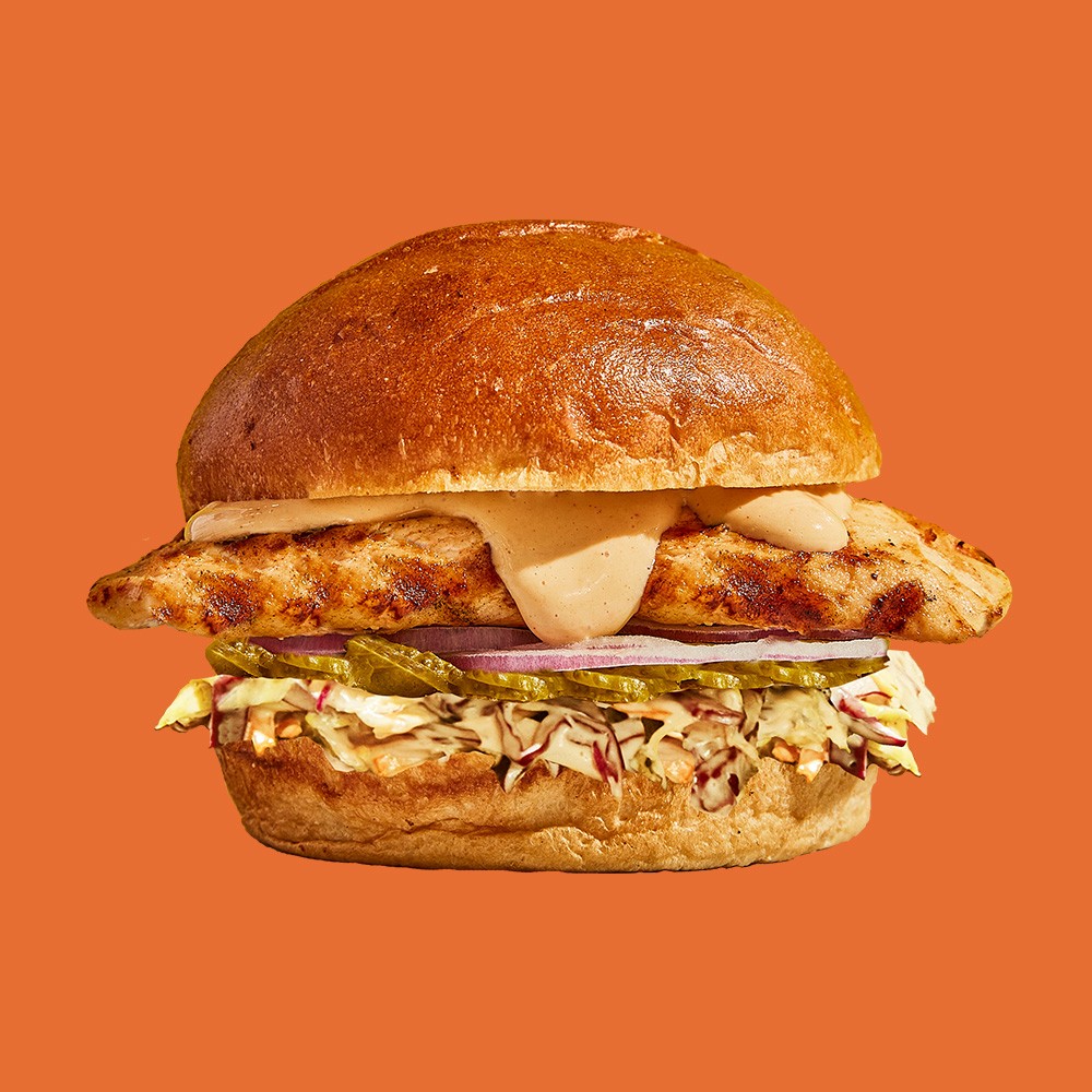 SLAW GRILL - Sandwich de pollo grillado, con cole slaw y pepinillos encurtidos